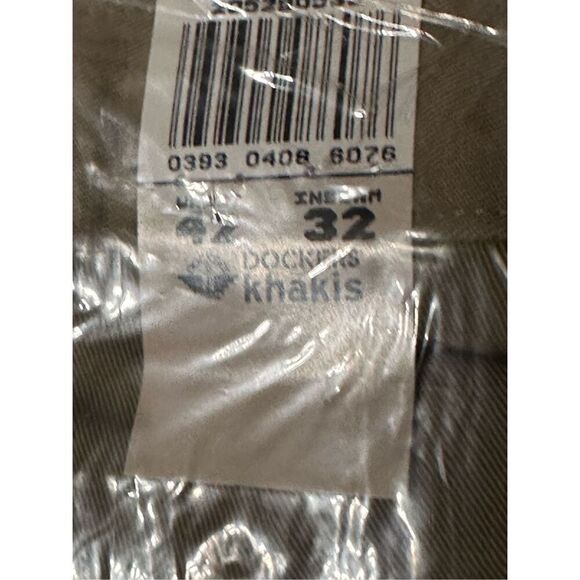 NEW WITH TAGS NEVER OPEN NEW Dockers Men's classic - Pleated, Khaki, 42 x 32 - Picture 4 of 8
